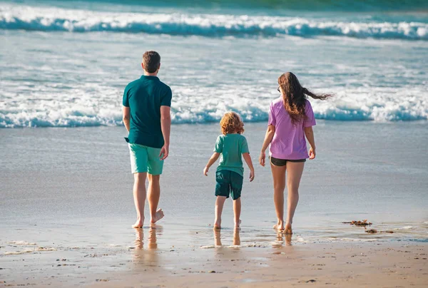 ビーチで幸せな家族 夏休みを楽しんでいる人たち 青い海の上の父 家族の自由の概念 バリで子供を持つ両親は屋外でリラックス — ストック写真