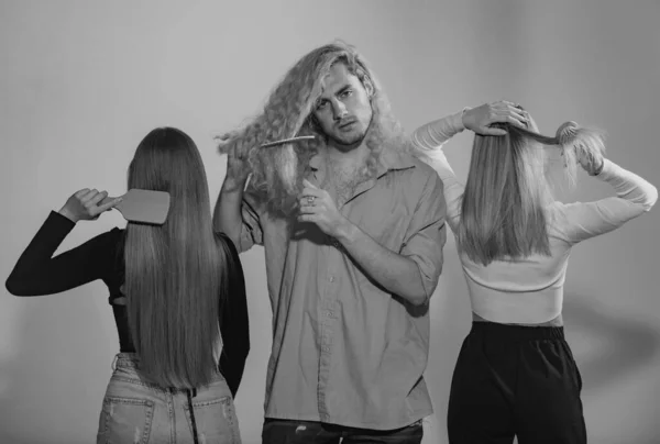 Чоловік Чистить Кучеряве Волосся Жінка Розчісує Пряме Волосся Група Молодої — стокове фото