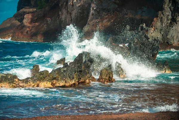 海浪在海滩冲击岩石 海水在海上飞溅 海浪冲击岩石海岸时发出的水花 — 图库照片