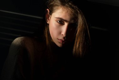 Güzel yüzlü, şehvetli bir kadın.