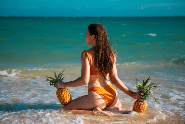 Female Buttocks Thongs Bikini Sexy Ass Young Woman Holding Pineapple —  Fotos de Stock