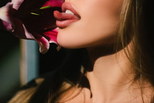 Vrouwelijke Lippen Met Daglelie Oosterse Hybriden Lilium Zachte Lippen Sexy — Stockfoto