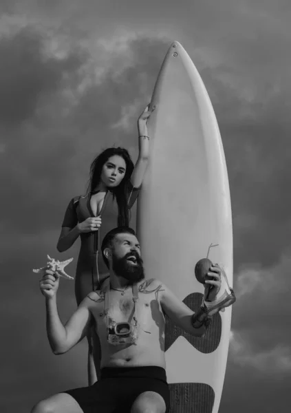快乐的情侣们一起去冲浪 适合夫妻在日落天海冲浪 有冲浪板的性感夫妻 — 图库照片