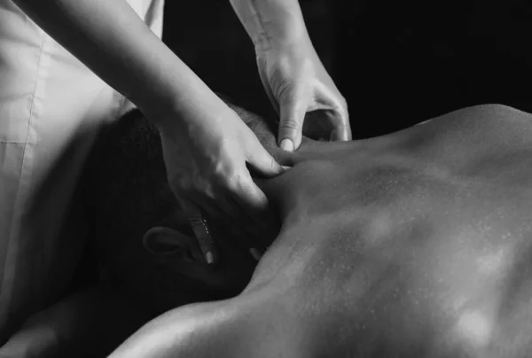 按摩男人近身 理疗师按摩男性颈部 男子放松在按摩床上接受按摩 — 图库照片