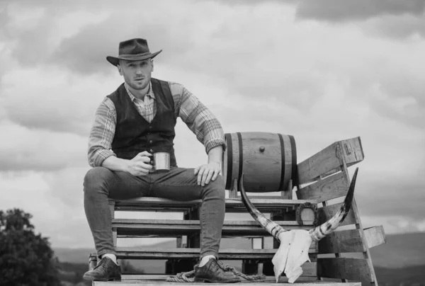 Farmer Cowboy Segurar Xícara Café Chá Vida Ocidental Retrato Masculino — Fotografia de Stock