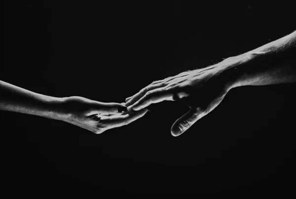 Obě Ruce Protáhnou Černé Pozadí Pár Zamilovaných Držících Holky Zblízka — Stock fotografie