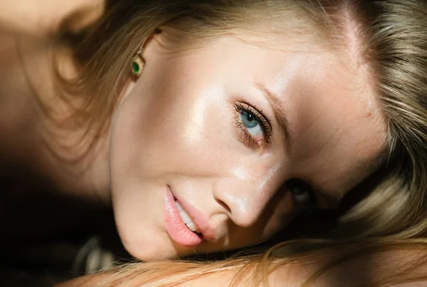 Portrait Elegant Woman Light Black Background Blonde Smiling Girl Closeup — Stock Photo, Image