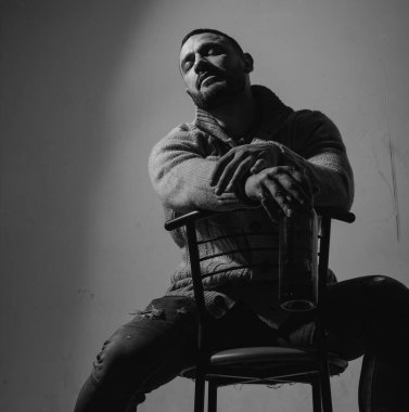 Şişeli alkolik adam şarap ağlaması. Depresyonda ağlayan adam. Çok içtikten sonra morali bozuk bir adam. Kötü alkol alışkanlıkları. Alkol bağımlılığı