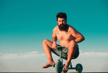 Komik motorcu. Küçük bir bisiklete binen çılgın adam.