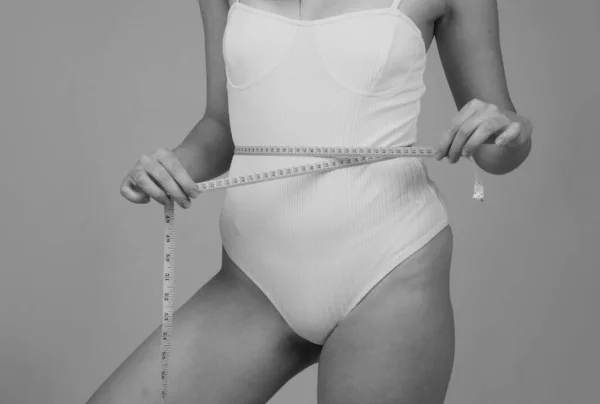 Потеря Веса Измерение Талии Диета Здоровье Концепции Женщина Измеряет Талию — стоковое фото
