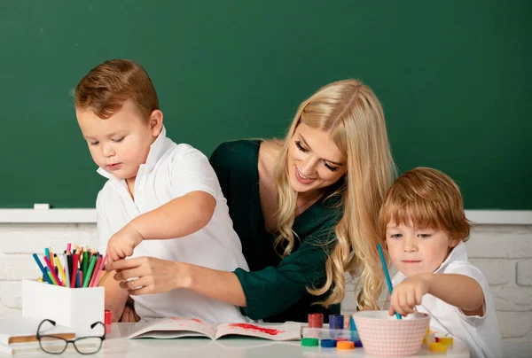 Anaokulu Öğretmeni Olan Küçük Çocuklar Masa Içinde Resim Çiziyor Öğrenmek — Stok fotoğraf
