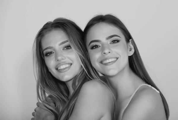 两个快乐笑容满面的年轻女子的画像 演播室里有两个皮肤完美的年轻漂亮女人白牙妇女嘴 — 图库照片