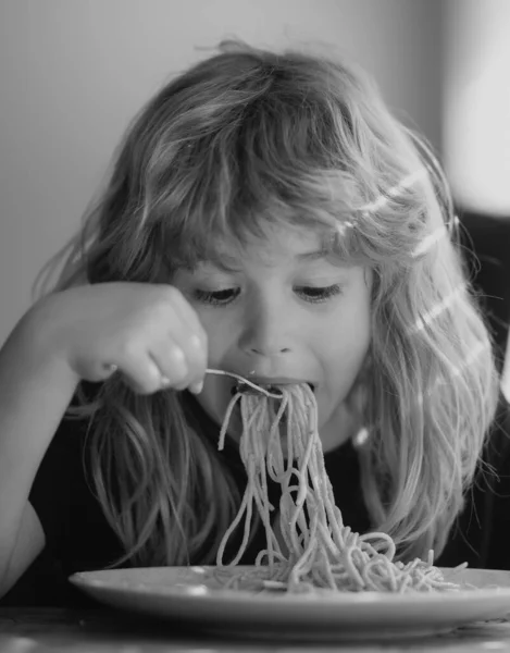 Lezzetli Yemekler Spagetti Yiyen Dağınık Çocuklar Masada Oturan Genç Çocuk — Stok fotoğraf