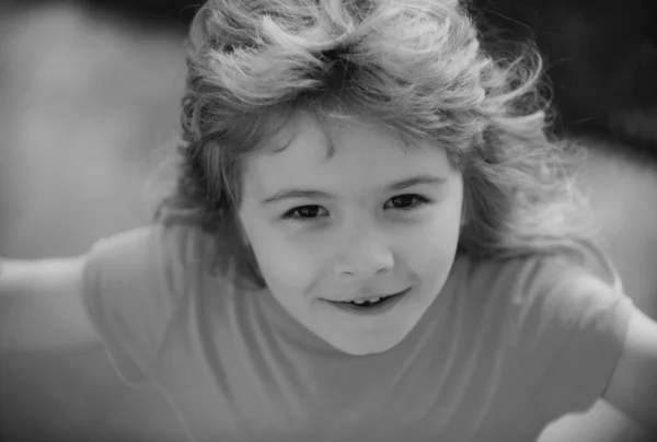 Les Enfants Rapprochent Petit Enfant Blond Drôle Portrait Rapproché Joyeux — Photo