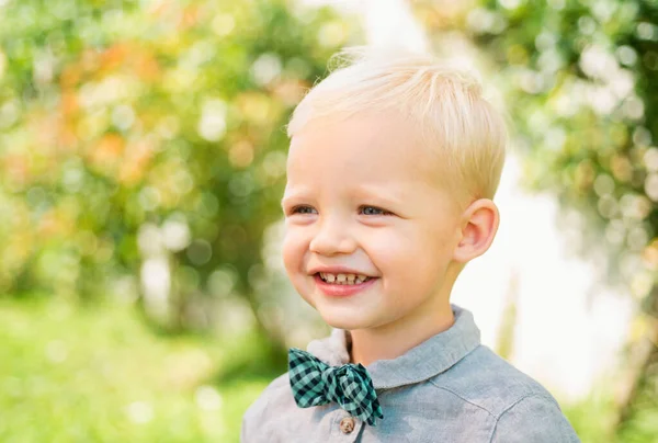 Frühling Lächelndes Kind Sonniges Porträt Eines Kleinen Jungen Glückliche Kindheit — Stockfoto