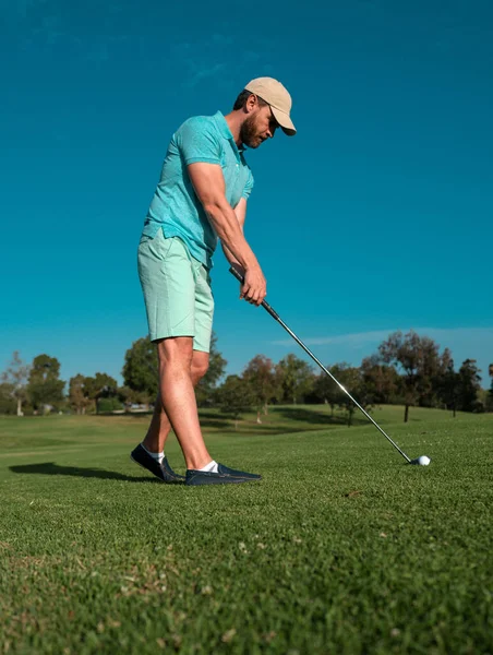 Golfare Spelar Golf Kvällsgolfbanan Man Spelar Golf Golfbana Solen — Stockfoto