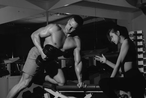 Trenérka Svalnatým Mužem Cvičící Bicepsy Zvedající Činky Moc Síla Zdravý — Stock fotografie