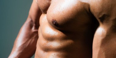 Seksi çıplak gövde, karın kasları yakın çekim.