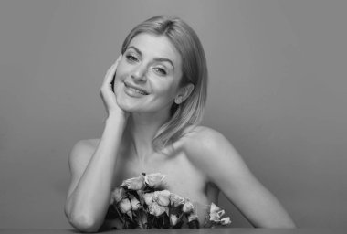 Pembe güllü çekici bir kadın portresi. Güzel bir moda kızı, vesikalık portresi. Parfüm kozmetik konsepti. Nofilter değiştirilmemiş cilt