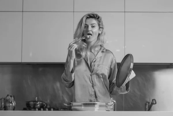 Sexy Casalinga Cucina Cucina Leccare Cucchiaio Donna Con Pentola Cucina — Foto Stock