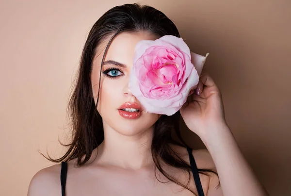 Portrét Ženy Růžovou Květinou Tvář Modelky Krásy Portrét Krásné Mladé — Stock fotografie