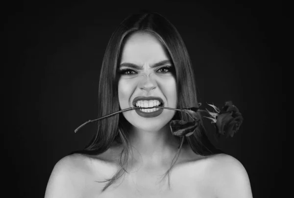 Kırmızı Güllü Komik Kadın Elinde Gül Olan Moda Kızı Suratı — Stok fotoğraf