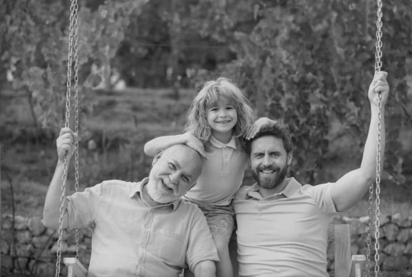 Drei Generationen Von Männern Zusammen Porträt Eines Lächelnden Sohnes Vaters — Stockfoto