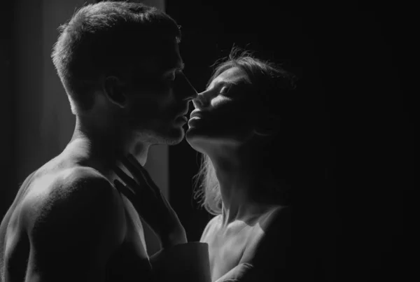 Passionerad Kyss Man Omfamnar Och Kommer Att Kyssa Sensuell Kvinna — Stockfoto