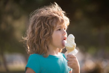 Çocuğun dondurma yerken yakın plan fotoğrafını çek. Çocuk yüzü, küçük çocuk portresi.
