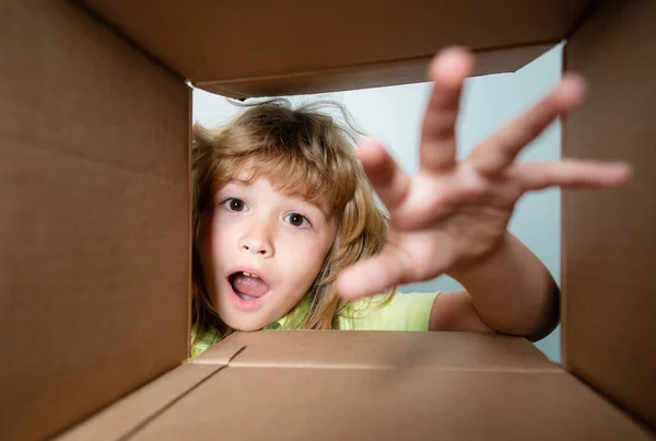 Child Looking Cardboard Box Bottom View Delivering Your Purchase Kids — Stock Photo, Image