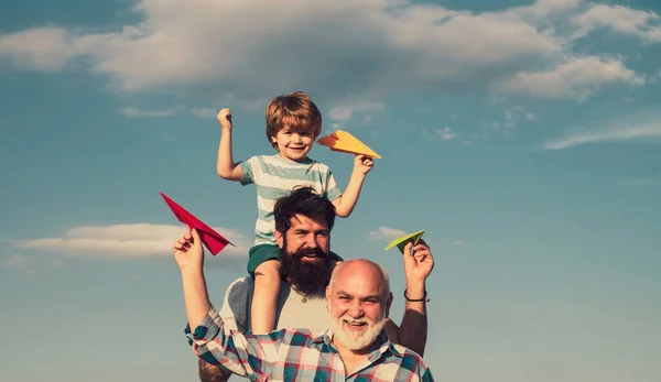 男世代 祖父と息子 幸せな家族を愛する 一緒に家族をお楽しみください 公園で楽しんでいる息子と孫を持つ祖父 — ストック写真
