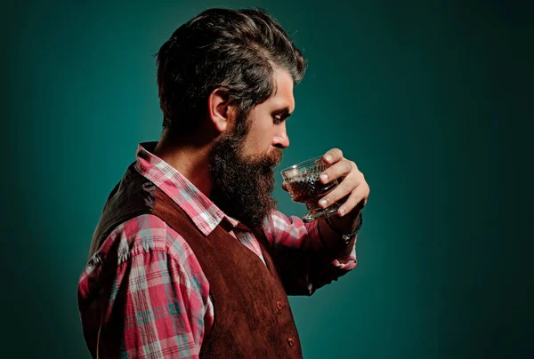 あごひげを生やした男バーテンダーはガラスブランデーを持っている 高級アルコール飲料 — ストック写真