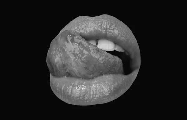 Kırmızı Dişi Dudakları Izole Edilmiş Dili Olan Açık Bir Ağız — Stok fotoğraf