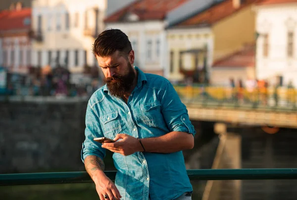 Homem Sério Rua Usando Telefone Celular Cara Esperando Data — Fotografia de Stock