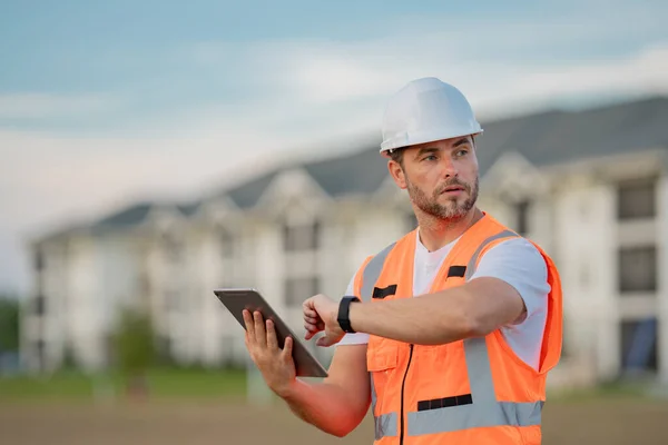 Engineer Tablet Building Inspection Construction Man Helmet Build New House — Stock Photo, Image