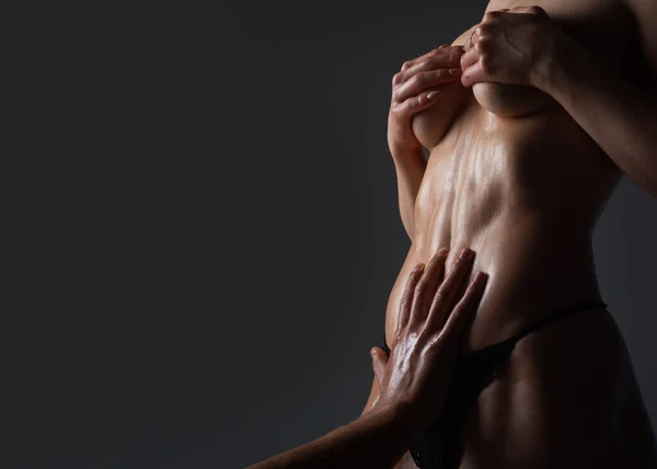 官能的な胸と腹 パンティー ビキニ トング ランジェリーのセクシーな女性 胸を覆うトップレス官能的な女性 男は女性のセクシーな裸の体に触れる 男手タッチ女性官能的な腹 — ストック写真