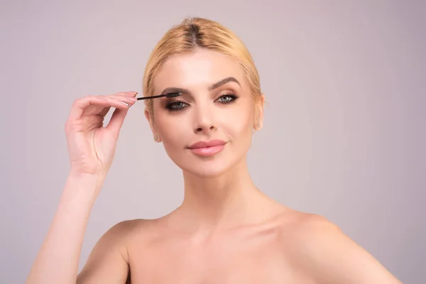 Eyebrow Shaping Woman Combs Eyebrows Brus Eyebrow Line Makeup Cosmetology — Stok fotoğraf