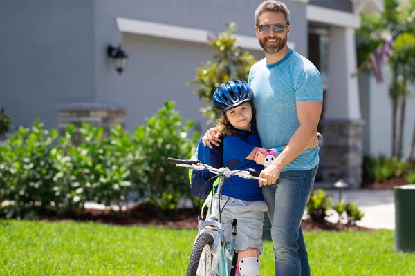 Kleines Kind Lernt Fahrradfahren Mit Vater Den Sommerferien Vater Bringt — Stockfoto