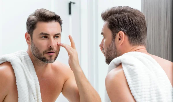 男性の美容化粧品 スキンケア 人間のための朝の医療と衛生 完璧な美肌だ シャワー後のハンサムな千年男は肌に栄養の顔のクリームやマスクを適用します — ストック写真