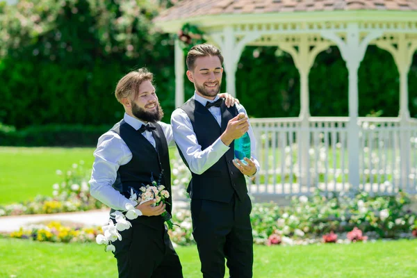Opgewonden Homo Paar Open Champagne Trouwdag Romantische Mannen Huwelijk Van — Stockfoto
