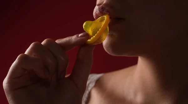 女孩舔吸吮避孕套 用避孕套捂住女人的嘴爱情 性和安全性行为的概念 与避孕套发生性关系 选择安全的性保护 与避孕套的口交 — 图库照片