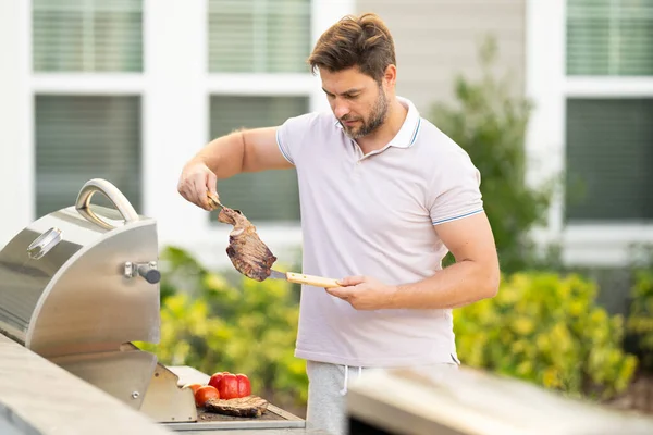 Barbecue Master Middle Aged Hispanic Man Apron Barbecue Roasting Grilling — Stock Photo, Image