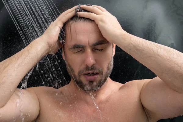 Een Man Die Een Douche Neemt Wassen Haar Met Shampoo — Stockfoto