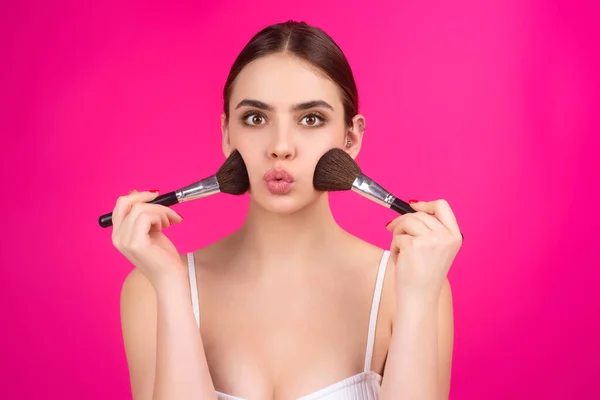 Beautiful Woman Apply Powder Face Beauty Makeup Portrait Female Model — Stock Photo, Image