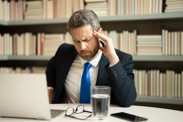 Kopfschmerzen Und Augenbeschwerden Laptop Geschäftsmann Mit Stress Und Müdigkeit Geschäftsmann — Stockfoto