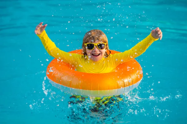 Dovolená Létě Kluk Nafukovacím Kroužkem Bazénu Letní Prázdniny Letní Prázdniny — Stock fotografie
