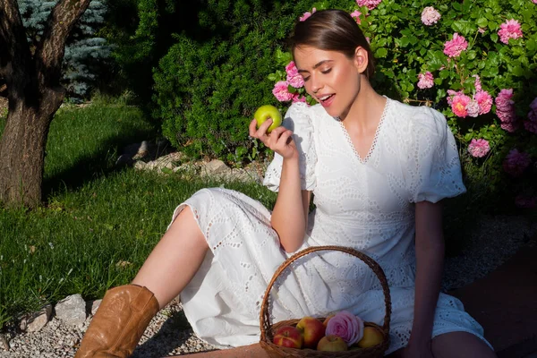 リンゴを持ってる人 公園でリンゴを食べる幸せな笑顔の女性の肖像画 天然ビタミン 健康的なライフスタイルのための健康的なリンゴ果実 屋外の肖像画の官能的な女性ホールドリンゴ — ストック写真