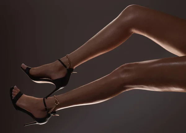 Pernas Femininas Isoladas Saltos Altos Sapatos Moda Mulher Bonita Pernas — Fotografia de Stock