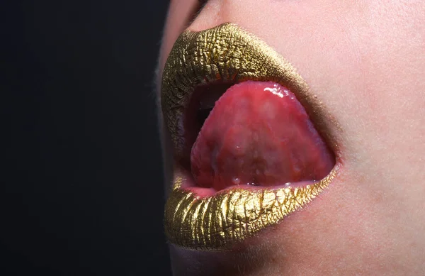Närbild Woma Ansikte Med Guldläppar Guldfärg Munnen Gyllene Läppar Lyxiga — Stockfoto
