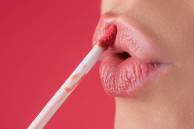 Kırmızı ruj. Dolgun doğal dudaklar için parlak bir makyaj. Ruj ve pudra. Kırmızı dudakları kapat. Pembe ruj. Pomade. Ruj sürüyorum. İşlem sırasında makyaj